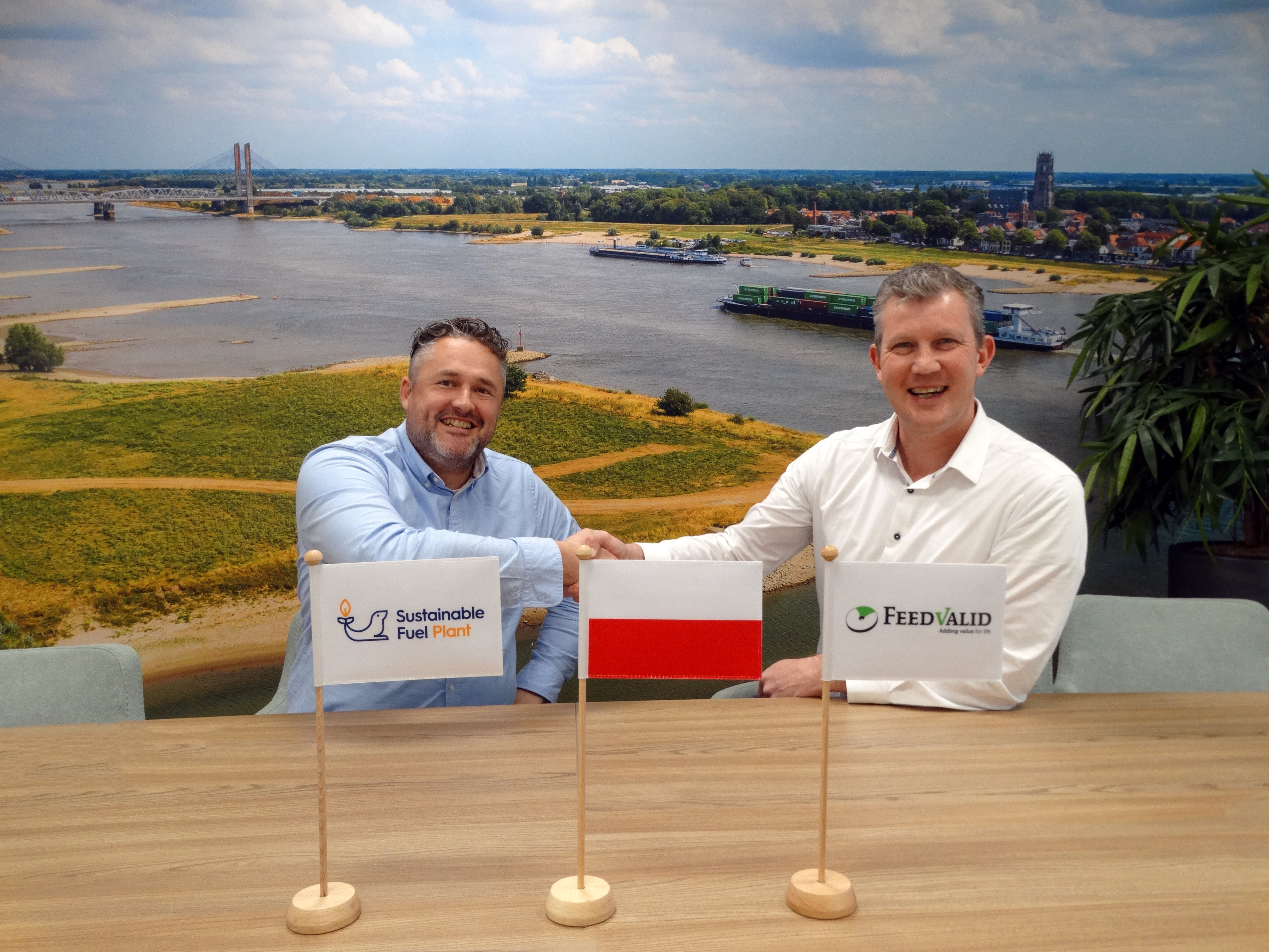 Niels Peters van SFP Group (L) en Alexander Romme van FeedValid (R) gaan samenwerking aan.